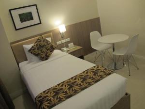 Postel nebo postele na pokoji v ubytování Zerenity Hotel & Suites
