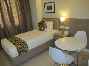 Postel nebo postele na pokoji v ubytování Zerenity Hotel & Suites
