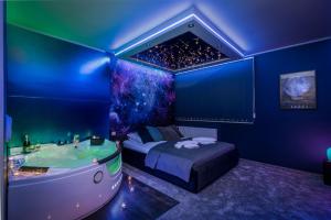 Pokój z łóżkiem i wanną w obiekcie Exclusive Apartment Centrum 2 w Wadowicach