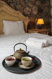 Postel nebo postele na pokoji v ubytování Alpine Castle Hotel