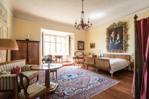 un soggiorno con un letto e un tavolo di Burg Bernstein a Bernstein