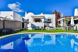 una villa con piscina frente a una casa en AITANA - Managed by Almarina, en Calpe