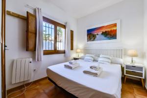 Un dormitorio con una cama blanca y una ventana. en AITANA - Managed by Almarina, en Calpe 53 fotos más