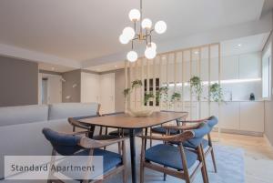a dining room with a table and chairs at Alegria Residence in Porto