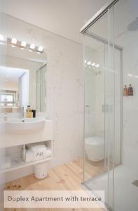 y baño con ducha acristalada y lavamanos. en Alegria Residence en Oporto