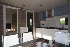 A kitchen or kitchenette at Camping Adriatico