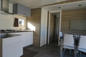 A kitchen or kitchenette at Camping Adriatico