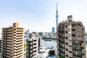 Blick auf eine Stadt mit Gebäuden und einem Turm in der Unterkunft Minn Asakusa in Tokio