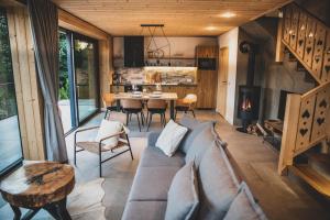 Część wypoczynkowa w obiekcie Czarne Wierchy jacuzzi - Luxury Chalets Kościelisko
