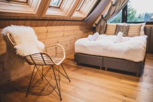 Łóżko lub łóżka w pokoju w obiekcie Czarne Wierchy jacuzzi - Luxury Chalets Kościelisko