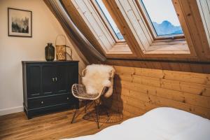 Widok na góry z tego domu w stylu alpejskim