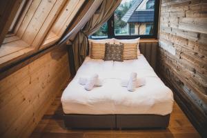 Łóżko lub łóżka w pokoju w obiekcie Czarne Wierchy jacuzzi - Luxury Chalets Kościelisko