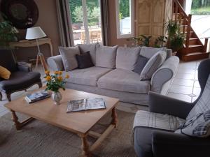 ein Wohnzimmer mit einem Sofa und einem Couchtisch in der Unterkunft Chambres d'Hôtes Entre Deux Rives in Honfleur