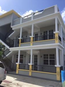 RogerにあるYvonna Houseのバルコニー付きの白い大きな建物