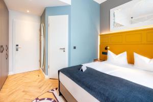 Postel nebo postele na pokoji v ubytování SEETELHOTEL Ostseehotel das Entdeckerhotel an der Ostsee und der perfekte Startpunkt für Ihre Inselabenteuer