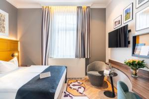 TV a/nebo společenská místnost v ubytování SEETELHOTEL Ostseehotel das Entdeckerhotel an der Ostsee und der perfekte Startpunkt für Ihre Inselabenteuer