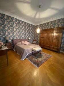 1 dormitorio con cama, mesa y alfombra en Dimora Castelli en Chieti