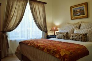 En eller flere senge i et værelse på Dullstroom Artist Cottages