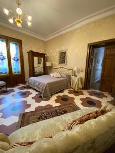 sypialnia z 2 łóżkami i dywanem w obiekcie Dimora Castelli w mieście Chieti