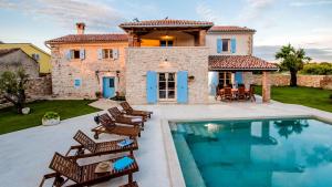 een villa met een zwembad voor een huis bij Villa Tomani in Krmed