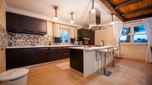 Ảnh trong thư viện ảnh của Villa Tomani by Villas Holiday ở Krmed