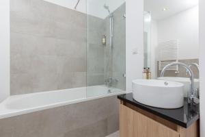 Kúpeľňa v ubytovaní Sławińska Apartment Warsaw Wola by Noclegi Renters