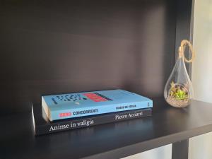 dos libros sentados sobre una mesa en STUDIO FERRARIN 3 by ITALYVING, en Rho