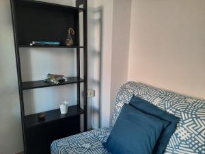 Habitación con sofá y estante para libros en STUDIO FERRARIN 3 by ITALYVING, en Rho