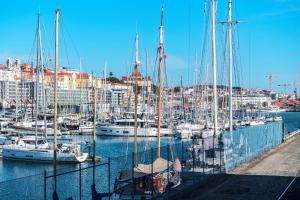 een stel boten aangemeerd in een haven bij Casas da Tapada in Lissabon