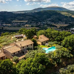 vista aerea su una villa con piscina di Agriturismo Le Vigne a Foligno