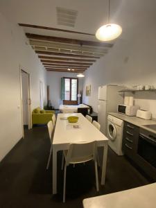 a kitchen with a white table and chairs in a room at Esparteria 2 in Barcelona