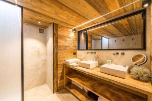 Kúpeľňa v ubytovaní Le Lodge Rodzina, Luxueux chalet familial entièrement rénové avec Jacuzzi et Vue par LLA Selections
