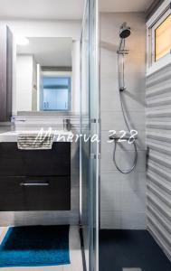 ベナルマデナにあるM328 - Studio - Complex Minerva & Jupiterのバスルーム(ガラスドア付きのシャワー付)