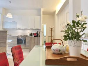 A kitchen or kitchenette at CasaViva-Lovely Bilo in Santa with AC