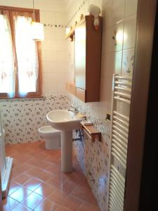 ein Bad mit einem Waschbecken und einem WC in der Unterkunft B&B le Villette Predappio in Predappio