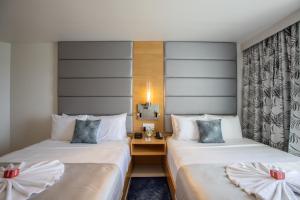 Pokój hotelowy z 2 łóżkami i biurkiem w obiekcie The Morgan Resort Spa & Village w mieście Simpson Bay