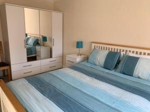 מיטה או מיטות בחדר ב-Cheerful 3 bedroom home close to beach and High St