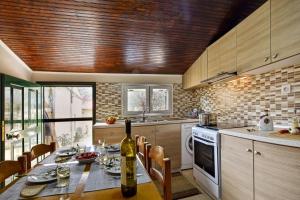 A kitchen or kitchenette at ERIETAS House