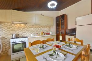 A kitchen or kitchenette at ERIETAS House