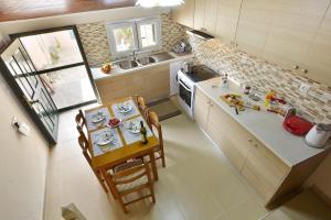 A kitchen or kitchenette at ERIETAS House