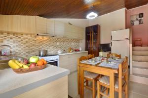 A kitchen or kitchenette at ERIETAS House