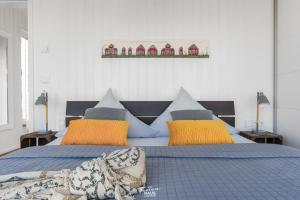 Llit o llits en una habitació de Schwimmendes Haus Schleikubus