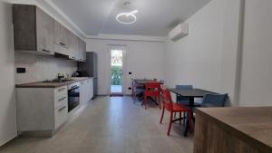 a kitchen and dining room with a table and chairs at B&B Villa Eden in Vimercate