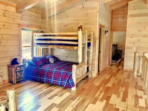 Postel nebo postele na pokoji v ubytování UV Log home with direct Cannon Mountain views Minutes to attractions Fireplace Pool Table AC