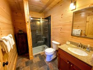 Koupelna v ubytování UV Log home with direct Cannon Mountain views Minutes to attractions Fireplace Pool Table AC