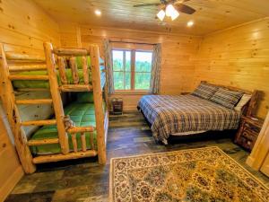 Postel nebo postele na pokoji v ubytování UV Log home with direct Cannon Mountain views Minutes to attractions Fireplace Pool Table AC