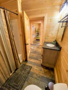 Fotografie z fotogalerie ubytování UV Log home with direct Cannon Mountain views Minutes to attractions Fireplace Pool Table AC v destinaci Bethlehem