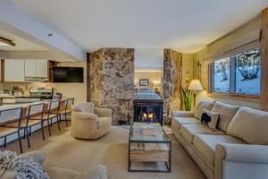 スノーマス・ビレッジにあるLaurelwood Condominiums 402のソファと暖炉のあるリビングルーム