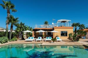 Bazén v ubytovaní Serena Villa alebo v jeho blízkosti