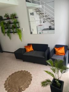 uma sala de estar com dois sofás e um espelho em Cesária Évora Loft em Praia